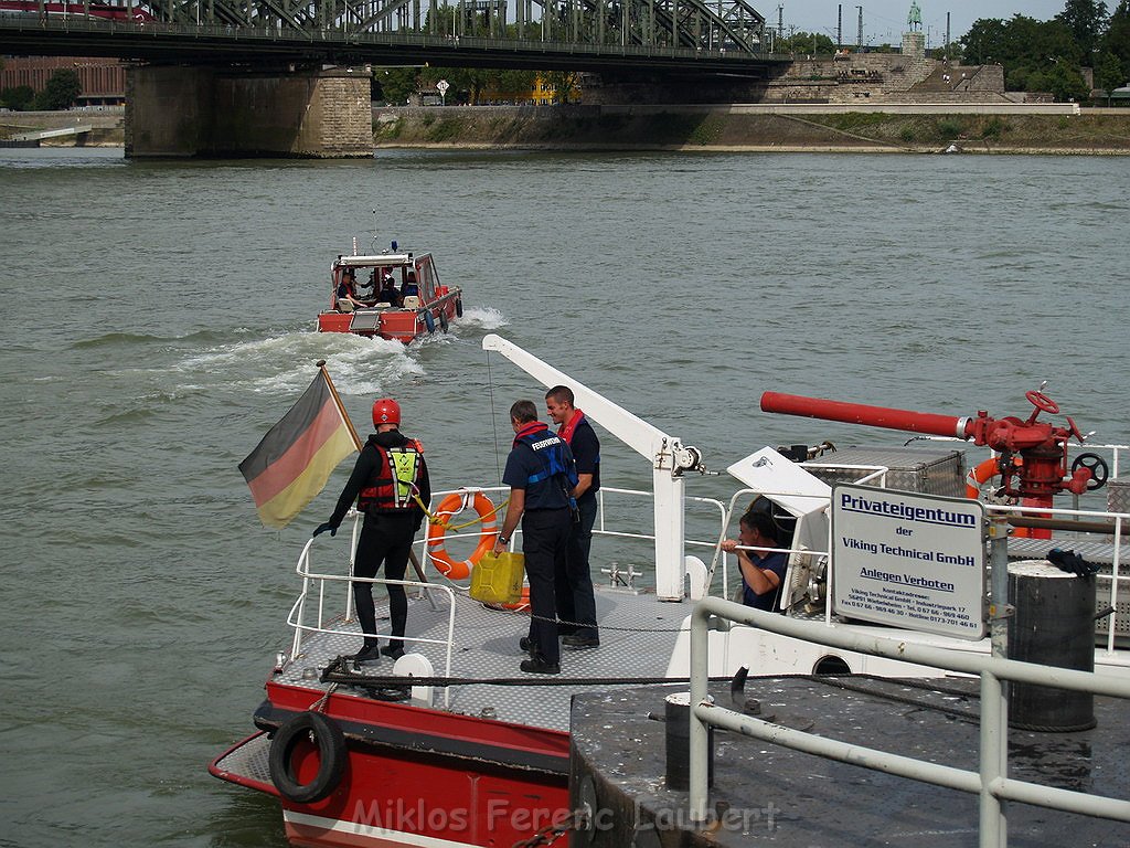Uebung BF Koeln und DRLG Person im Rhein bei Koeln P651.JPG